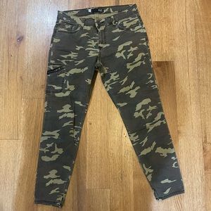 Kut from the Kloth Camo jeans sz 6